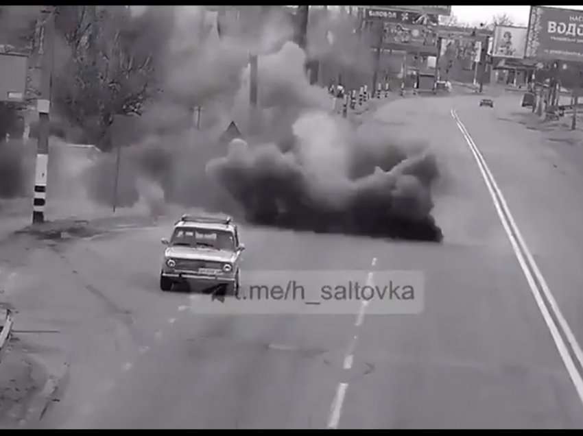 Video tregon ato që duket të jenë shpërthime të municioneve thërrmuese në Kharkiv