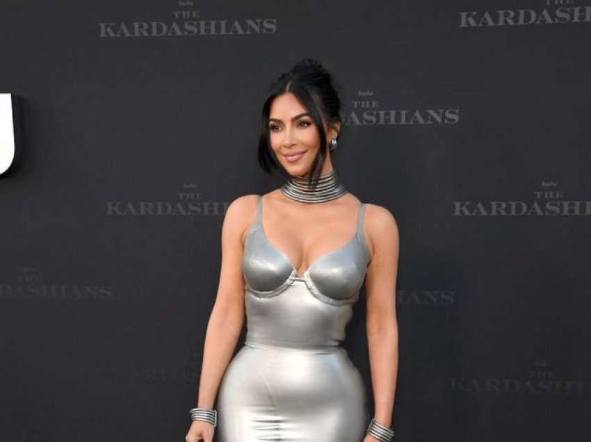 Kim Kardashian thyen heshtjen! Flet për të dashurën e re të Kanye West, të konsideruar si sozia e saj