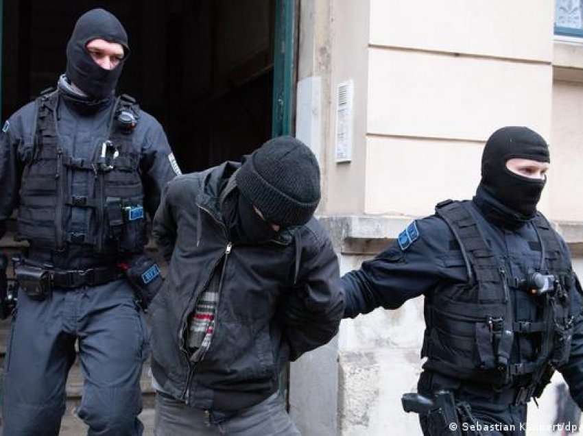 Policia gjermane arreston katër persona të lidhur me një grup ekstremist