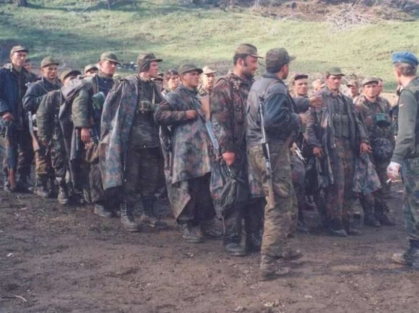 Publikohet foto për herë të parë: Ushtarët duke i mbushur armët, pak para nisjes së Betejës së Koshares
