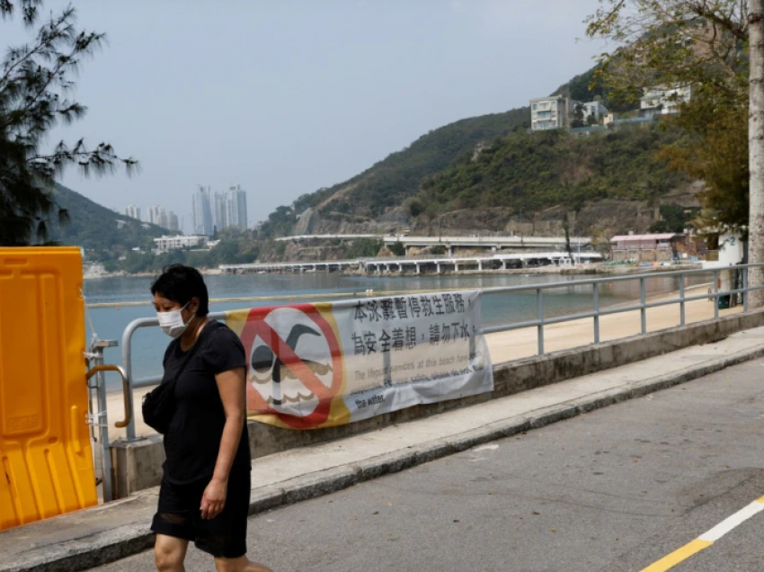 Hong Kongu pritet të lehtësojë kufizimet për COVID-19