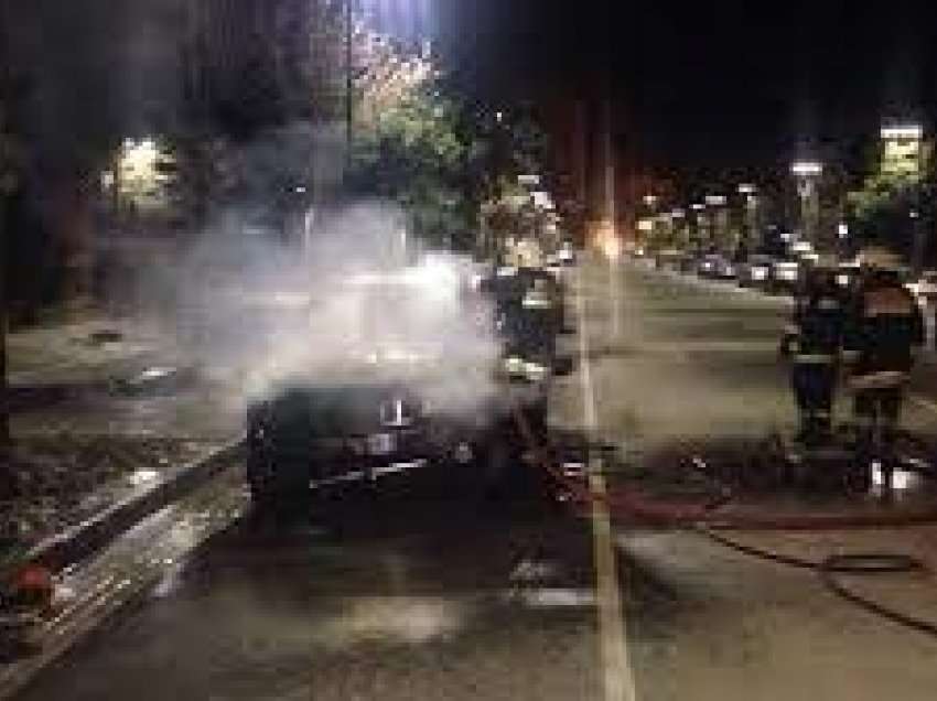 Digjet gjatë natës makina pa targa në Vlorë