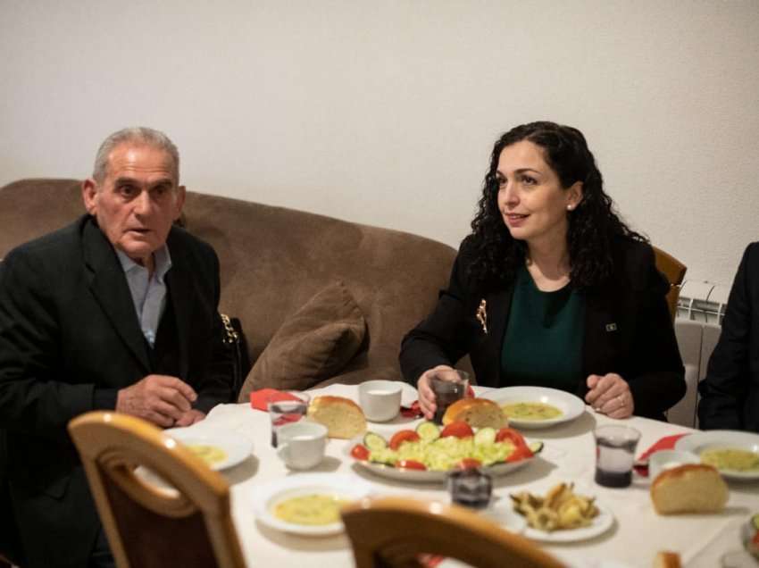 Osmani bën iftar në familjen në Mitrovicë, që ka katër djem të zhdukur gjatë luftës