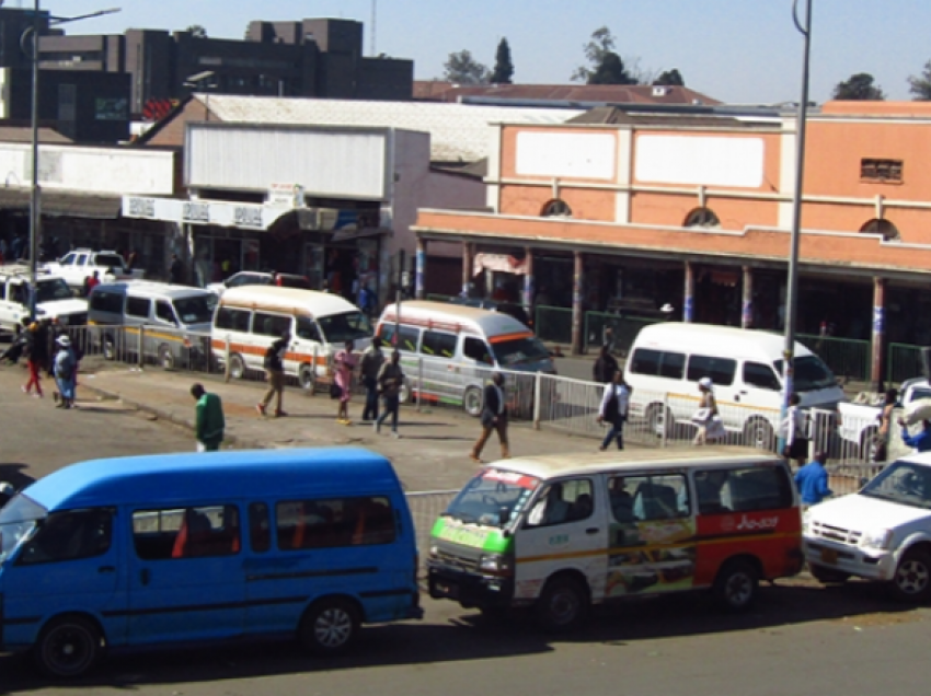 Përplasja e autobusit në Zimbabve, së paku 35 të vdekur