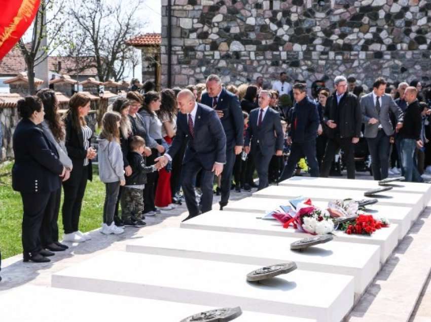 ​Haradinaj kujton të rënët në Gllogjan dhe Maznik: Ishin mburojë për popullin dhe atdheun