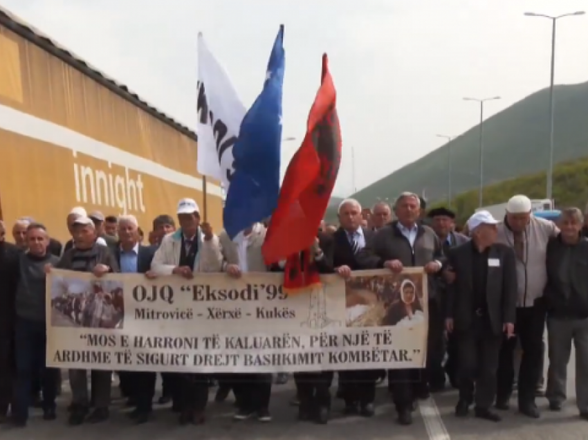 “Kurrë s’e harrojmë Kukësin” – shqiptarët e Kosovës kujtojnë eksodin e vitit 1999
