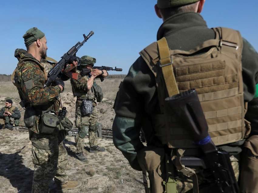 Forcat ukrainase kryejnë stërvitje ushtarake në Kiev