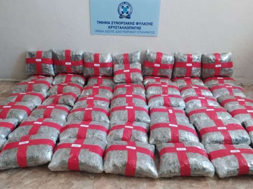 Sekuestrohen mbi 53 kg marijuanë në kufirin greko-shqiptar, arrestohet i riu shqiptar