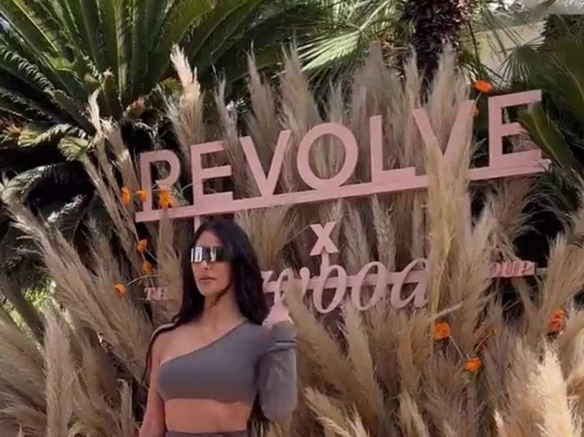 Kim Kardashian merr vëmendje me paraqitjen teksa kalon kohë me motrën Kendall Jenner në festivalin e Coachella