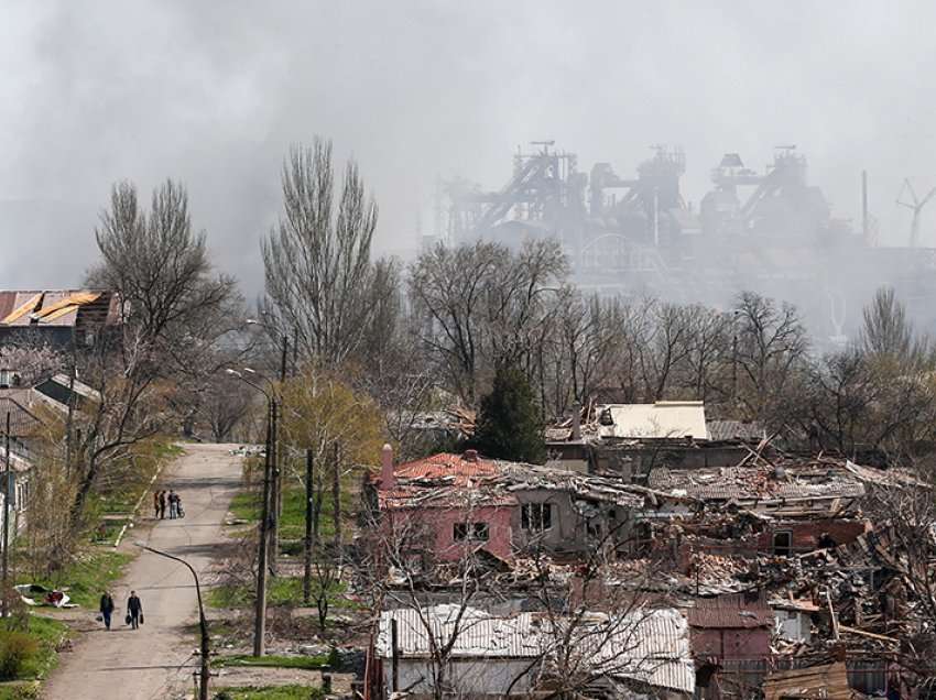 Komandanti ukrainas: Forcat ruse po qëllojnë me dëshirë në fabrikën e Mariupolit ku njerëzit janë strehuar