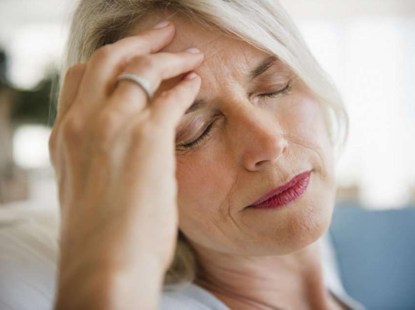 Gratë kanë më shumë gjasa se burrat të vuajnë nga dhimbja e kokës