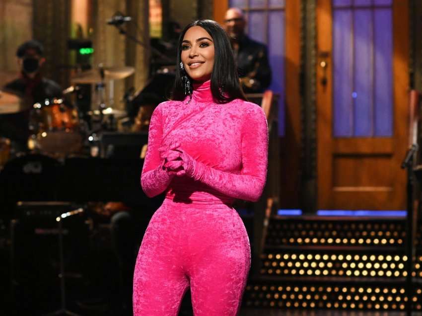 Kim Kardashian surprizoi me monologun e saj në “SNL”, ja disa nga batutat që nuk iu transmetuan