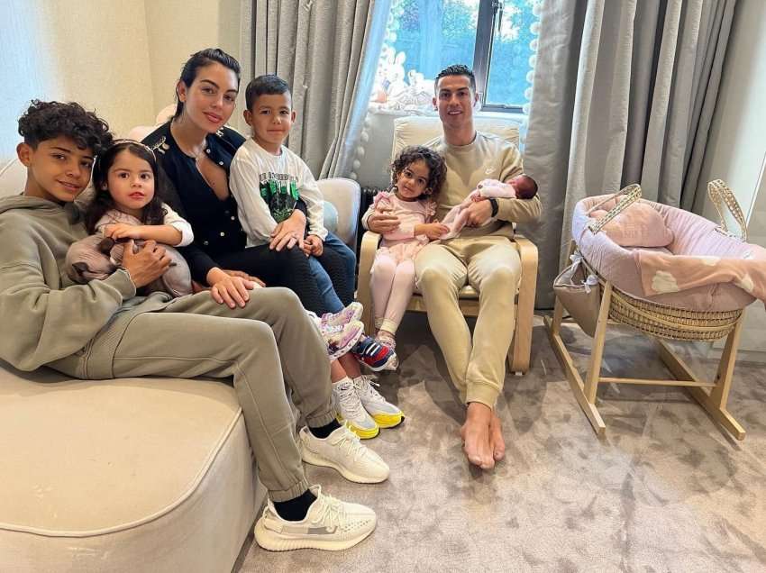 Ronaldo me familjen, e mirëpresin foshnjën në shtëpinë e tyre