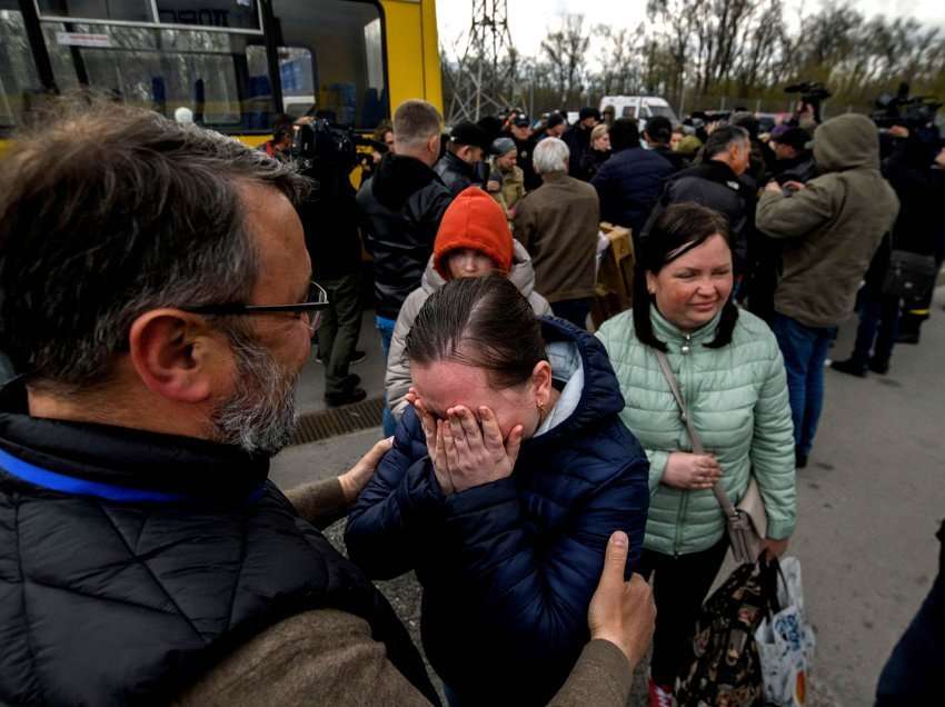 Ukraina evakuoi me sukses 79 civilë nga qyteti i rrethuar i Mariupolit