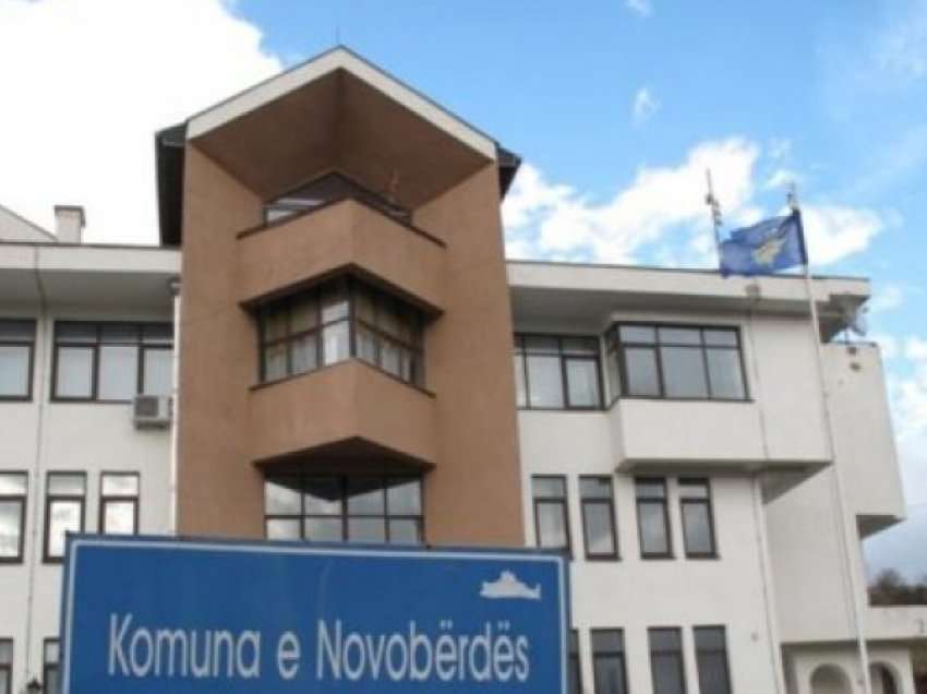 Për 3 vjet morën nga 1300 euro paga pa dalë në punë, ndalohen katër zyrtarë të Komunës së Novobërdës