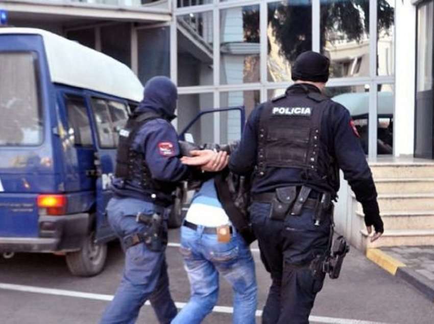 Dhunoi dhe tentoi të vriste të atin me hanxhar, arrestohet 25-vjeçari në Lushnjë