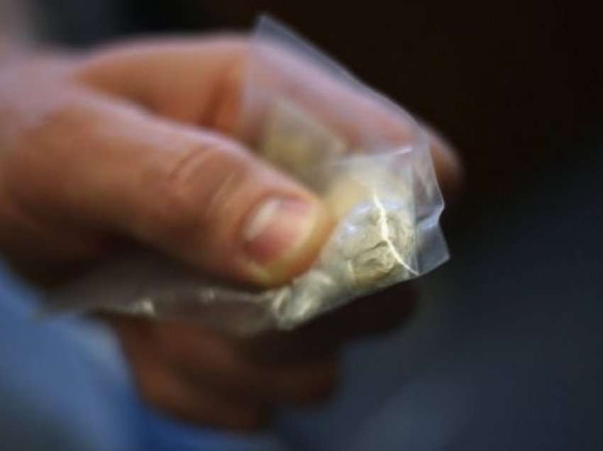 Arrestohen tre persona në Veles, kapen gjatë shit-blerjes së drogës