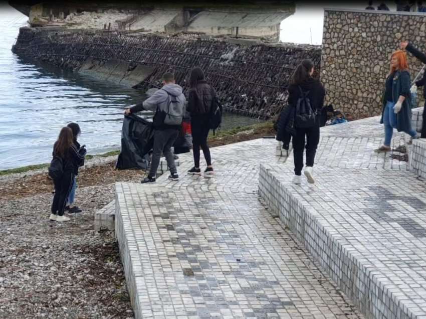 Pastrimi i liqenit të Shkodrës, emigrantë e turistë bëhen bashkë në aksion