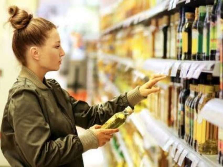 ​Supermarketet në Britani kufizojnë blerjet e vajit të gatimit për shkak të luftës
