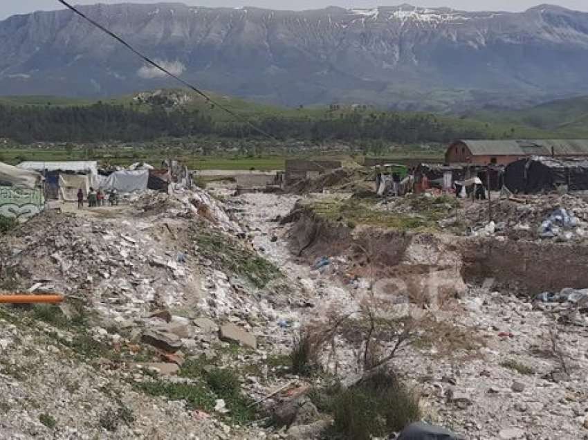 Romët në Gjirokastër të zhytur në varfëri, ankesa për rrugën dhe mbeturinat: S'dalim dot natën