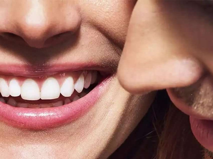 Çfarë u bën puthja dhëmbëve tanë? Dentisti zbulon sekretin