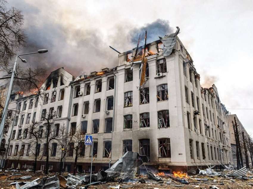 Ukrainasit visheshin për të vizituar dhe për të bërë fotografi në këtë ndërtesë, tani është shkatërruar plotësisht
