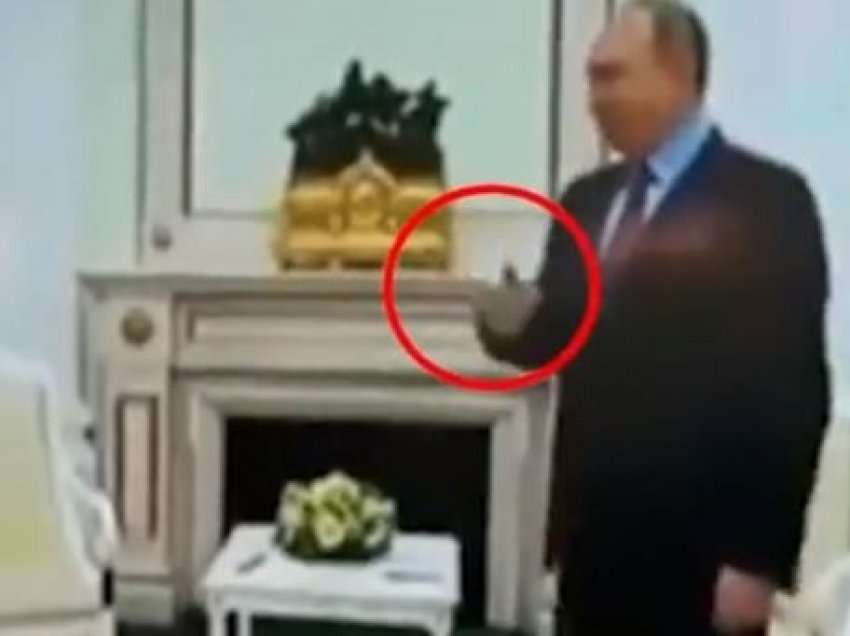 Dalin pamjet/ Putinit i dridhet dora - dëshmi se ai është i sëmurë