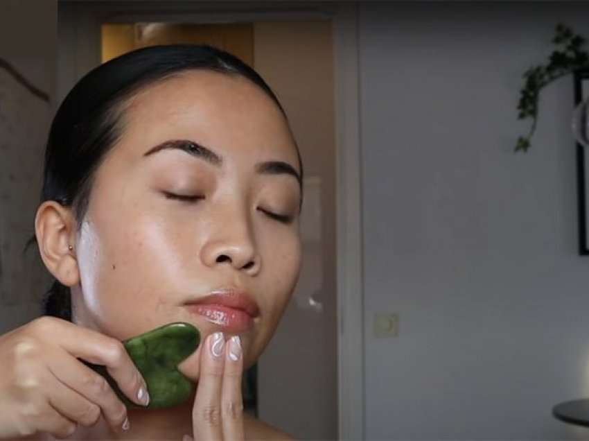 Gua Sha, një masazh fytyre që fshin moshën nga lëkura dhe i jep asaj shkëlqim e freski