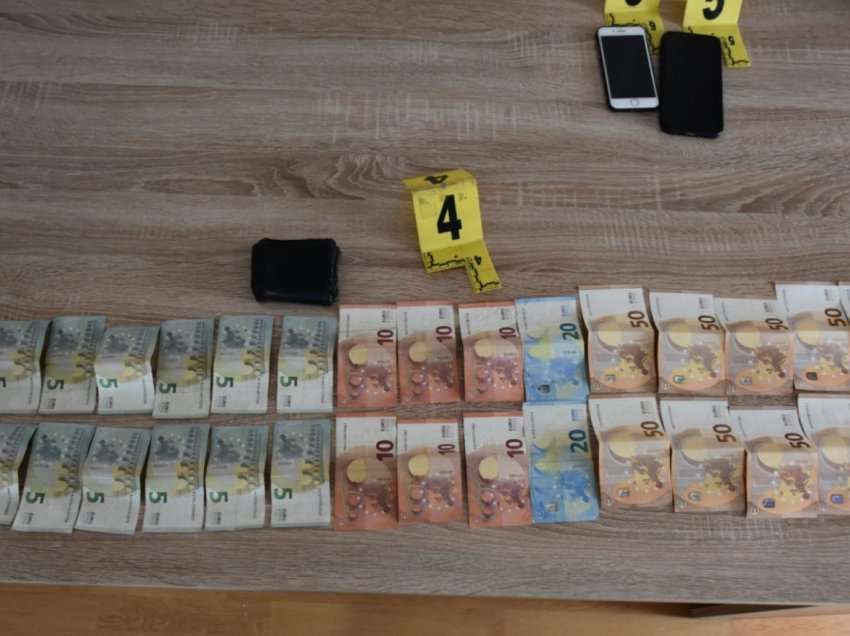 Policia aksion në Pejë dhe Prishtinë/ Arrestohen tre persona, sekuestrohet kokainë, një armë dhe mbi 10 mijë euro