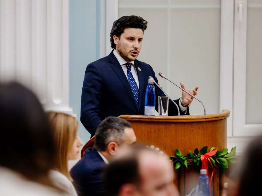 Shqiptari Dritan Abazoviq bëhet kryeministër i Malit të Zi
