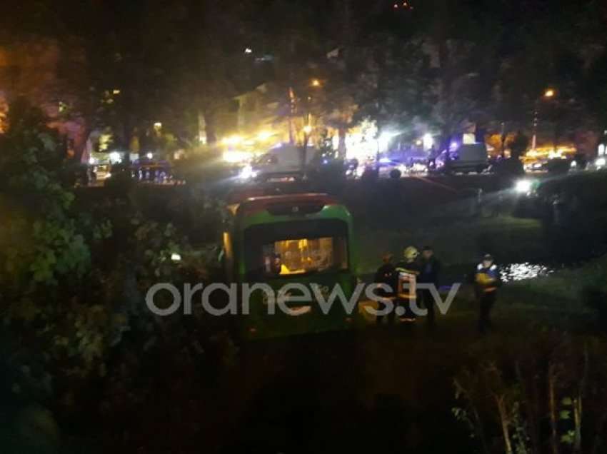 Aksidenti në Lanë, plagosen dy pasagjerët e mjetit që u zu poshtë nga autobusi