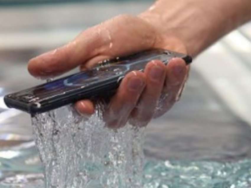 Lëvizja e parë dhe e menjëhershme që duhet të bëni nëse ju bie telefoni në ujë