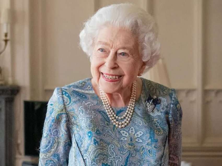 Pasi festoi ditëlindjen, Mbretëresha i kthehet angazhimeve e buzëqeshur!