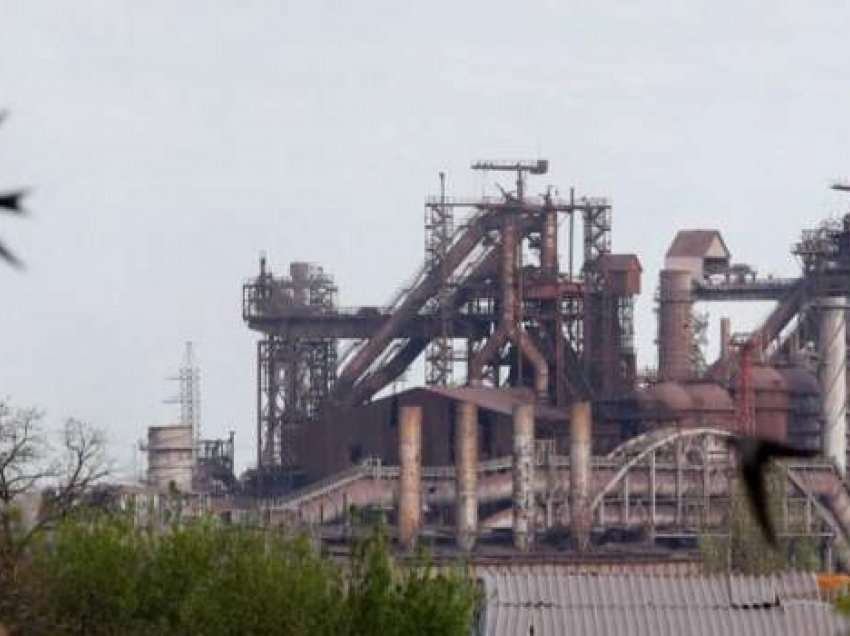 Njerëzit e bllokuar në fabrikën e çelikut ‘midis jetës dhe vdekjes’
