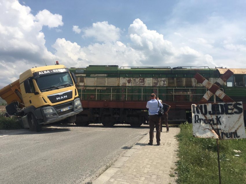 Përplaset treni në Fushë Mamurras, godet një kamion. Asnjë nga udhëtarët nuk është lënduar