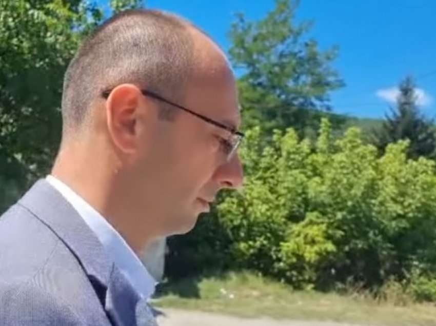 Igor Simiq “bombardohet” me pyetje nga gazetarja serbe: Mos më mundoni