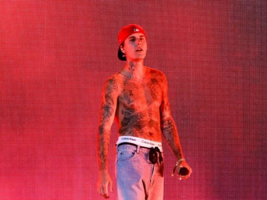 Justin Bieber rikthehet në skenë pasi u shërua nga paraliza e fytyrës