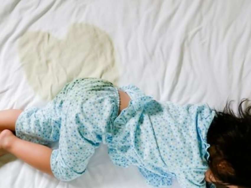 Si mund të ndihmoni fëmijën tuaj të mos urinoj në shtrat?
