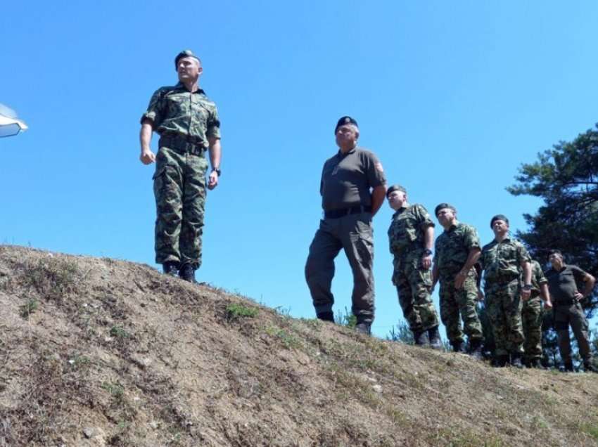 Pas ngjarjeve në Veri, njeriu i dytë i ushtrisë serbe viziton forcat e stacionuara në afërsi të Kosovës