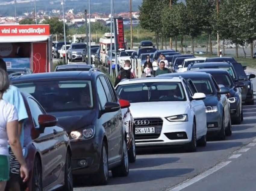 Kolona të gjata në Merdare, mërgimtarët presin më shumë se 8 orë për të dal nga Kosova