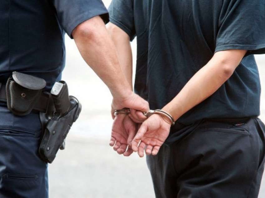 Kanosi zyrtarët policorë, arrestohet një person në Skenderaj