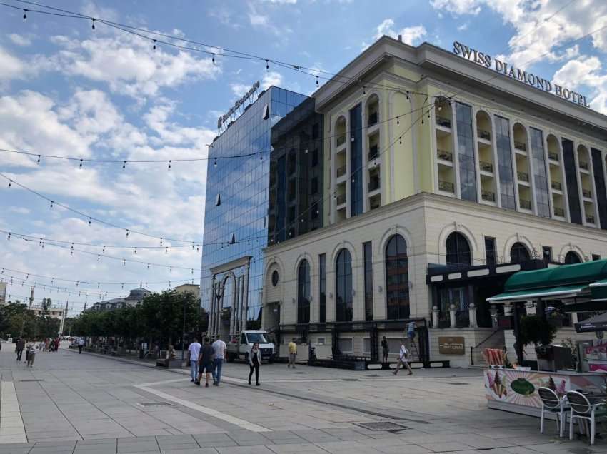 Largohet përfundimisht tarraca e hotelit të Pacollit në Prishtinë