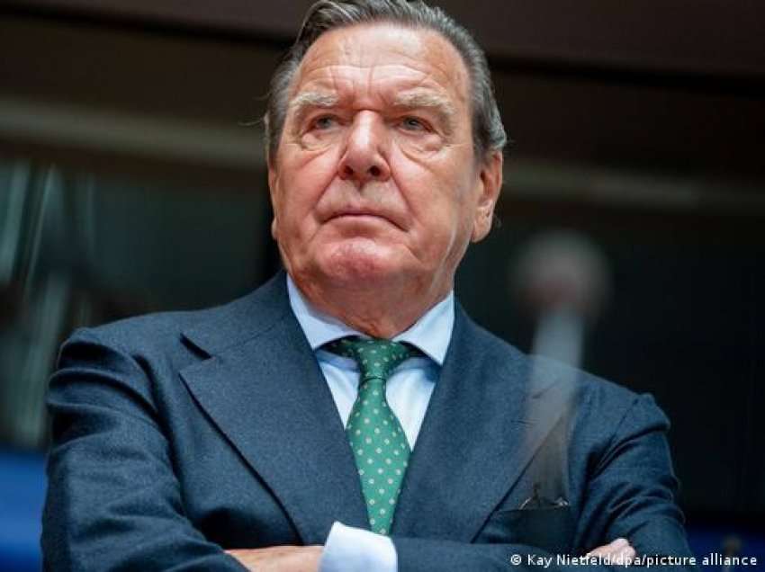 Schröderi mund të mbetet anëtar i SPD