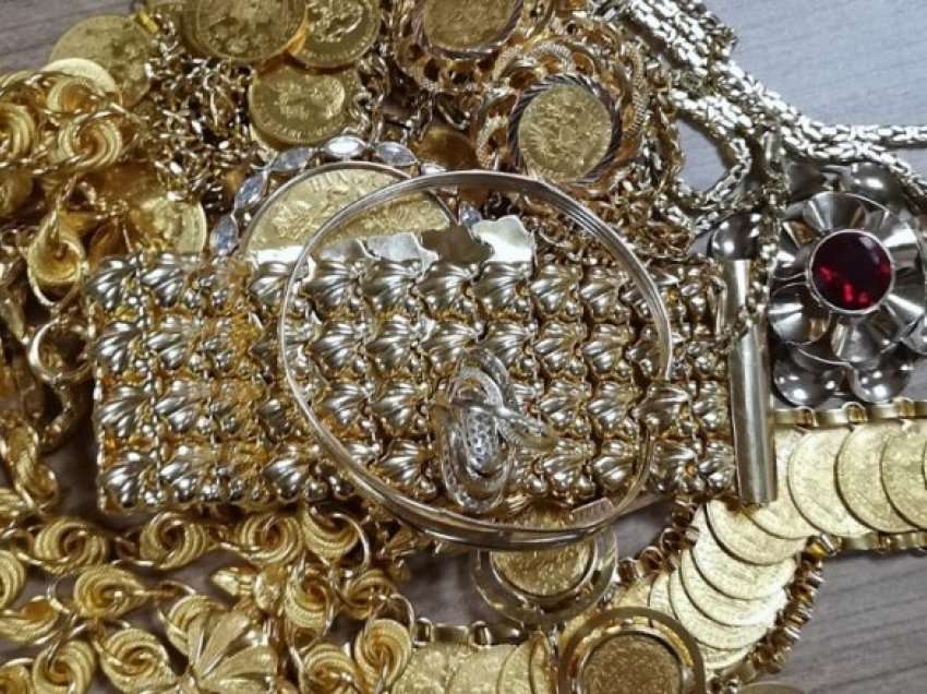 Në vendkalimin kufitar, policia ua konfiskon rreth 19 mijë euro stoli ari çiftit nga Maqedonia