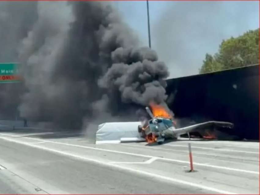 Avioni bie mes veturave në autostradë dhe shpërthen në flakë, publikohen pamjet tronditëse 