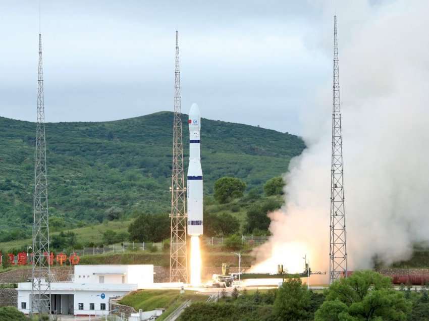 Kina lëshon 16 satelitë në një raketë