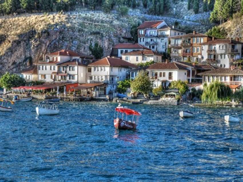Skuterët e ujit dhe varkat e shpejta, paraqesin problem për pushuesit në liqenin e Ohrit