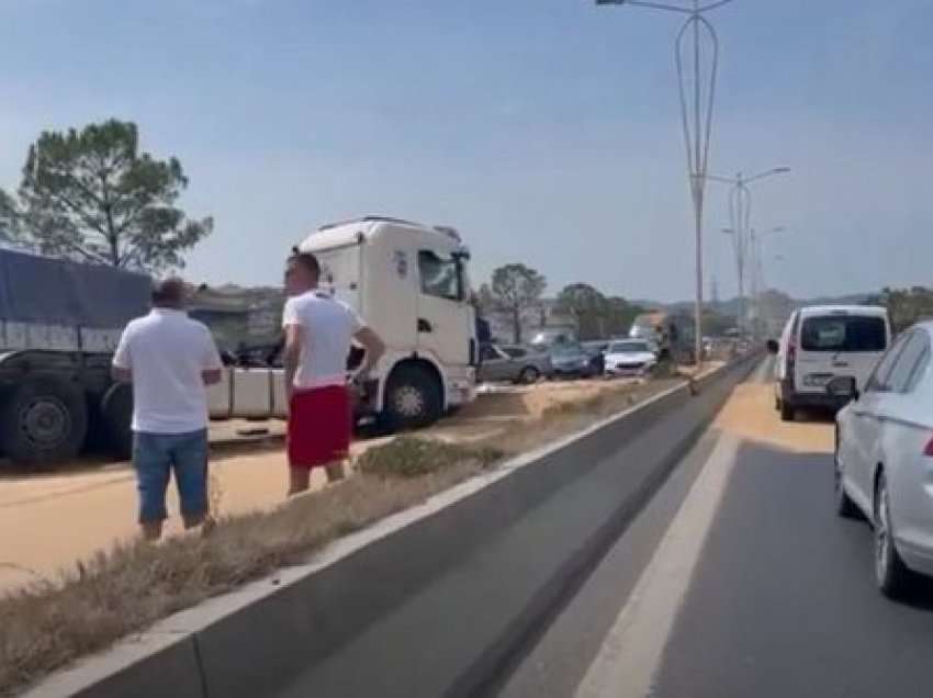 Autostrada Tiranë-Durrës mbushet gjithë grurë, krijohet trafik i rënduar