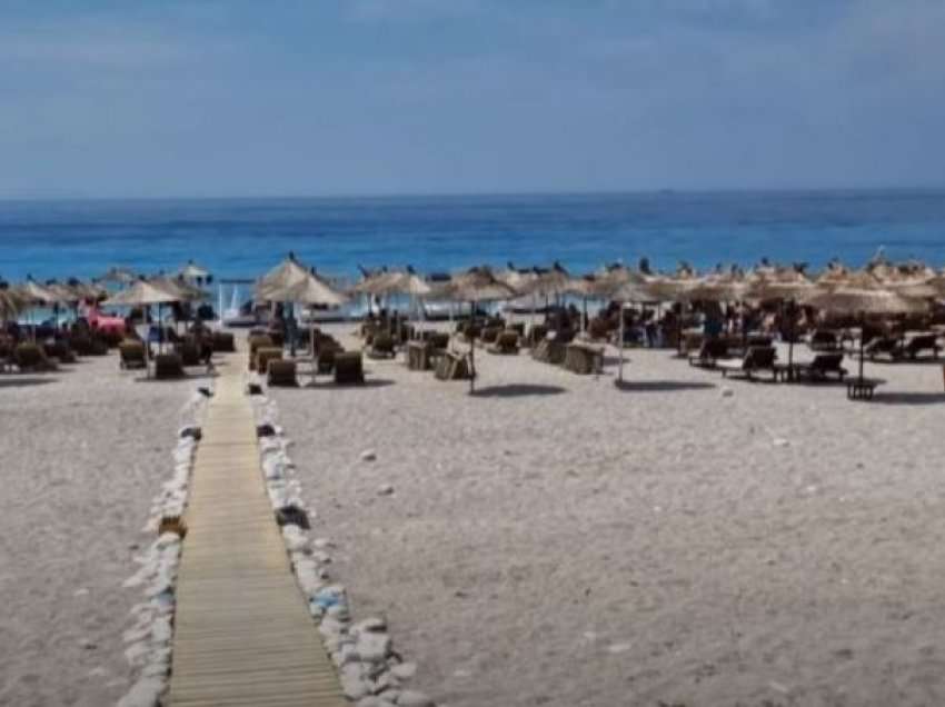 Plazhi i Dhërmiut pothuajse i boshatisur në kulmin e sezonit, shezlonget dhe lokalet bosh. Turistët: Abuzojnë me çmimet