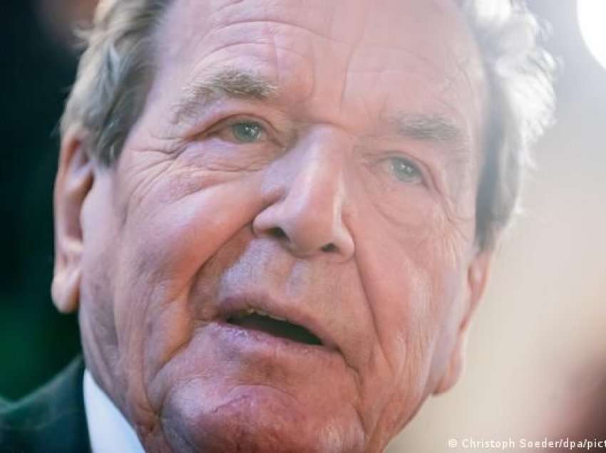 Ish-kancelari Schröder padit Bundestagun